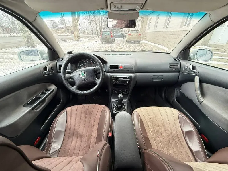 Продам skoda octavia tour двигатель: 1.6 mpi̇ коробка: механика. цена: ❗️❗️❗️499.000❗️❗️❗️ автомобиль в хорошем состоянии по кузову и по технической части. авто без дтп все стекла родные, лобовое менялось от сколов. днище и пороги абсолютно целые без дыр и тд. ходовая часть без посторонних звуков и без вложений. двигатель бодрый, не дымит не троит ремонтировалась гбц 5 тыс назад, блок как новый. масло не жрет не грамма, грм поменян 25 тыс назад. коробка механика 5-ти ступка, втыкается четко, кулиса не разбита, ничего не вылетает. сцепление менялось 20тыс. км назад (luk). стоит хорошая музыка, саб в багажнике, усилитель avatar, играет очень достойно. мафон pioneer bluetooth, aux, usb. частично зашумлена. в близжайшее время вложений не потребует. хорошая комплектация: кондиционер (обслужен по весне) усилитель руля (гур) по документам юридически чистая, на местном регионе. переоформление обязательно!!! цена: 💵499.000 💵 торг минимальный хорошим людям возле машины. ос 📞 звоните: +7(949)0943554 - фотография - 8