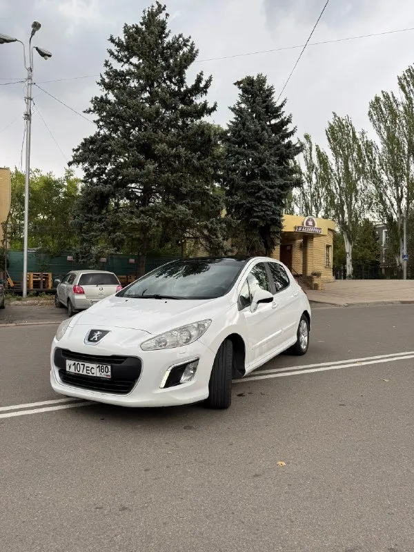 Продаю peugeot 308 2012г, 1.6 at, пробег 211000, к машине относился бережно, замена масла каждые 7-8к. км, по двигателю никаких проблем нет как и по коробке, в целом машина в хорошем тех. состоянии, есть небольшие недочеты по кузову но ничего критичного, на порогах коррозия, в комплект отдам зимнюю резину r16 205/55(отходила один сезон), стоит автозапуск(pandora) за более подробной информацией обращайтесь в лс или по телефону +79498460026 автомобиль находится в г. макеевка цена: 579 000₽ торг присутствует 📞 звоните: +7(949)8460026 - фотография - 4