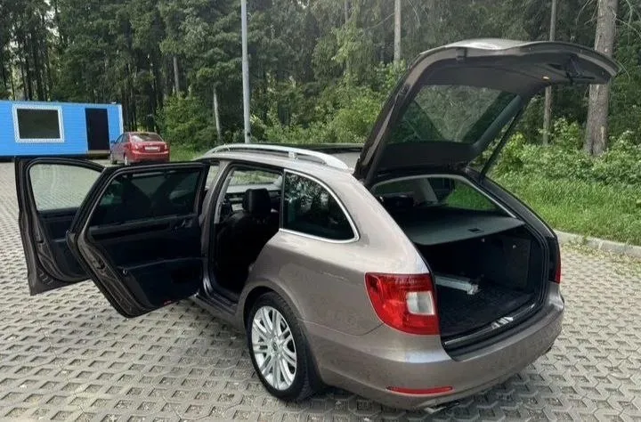Skoda superb 2012 комплектация laurin&klement универсал двигатель 2.0 tfsi (200л. с) коробка dq 250 мокрая (самая надежная) 6ступ акпп привод передний пробег 245к комплектация: 4 эл. стеклоподъемника парктроники передние задние камера заднего вида круизконтроль климат контроль датчик дождя датчик света электропакет сидений с поддержками (три режима памяти сидений) обдув/подогрев сидений панорама/люк зонтики в задних картах экран мультимедиа навигация очень хорошая музыка резина зима новая резина лето диски 18-й оригинальные не битые и ни катанные по машине было сделано очень много, а именно: поменяна цепь в сборе(питсбург) новый квкг турбина новая масло помойка новая насос тнвд новый теплообменник новый форсунки новые (питсбург) масло в коробке новое машина полностью обслужена цена: 1.360.000 руб. торг. осмотр в городе алчевск +7(959) 502-25-40 марк 📞 звоните: +7(959)5022540 - фотография - 7