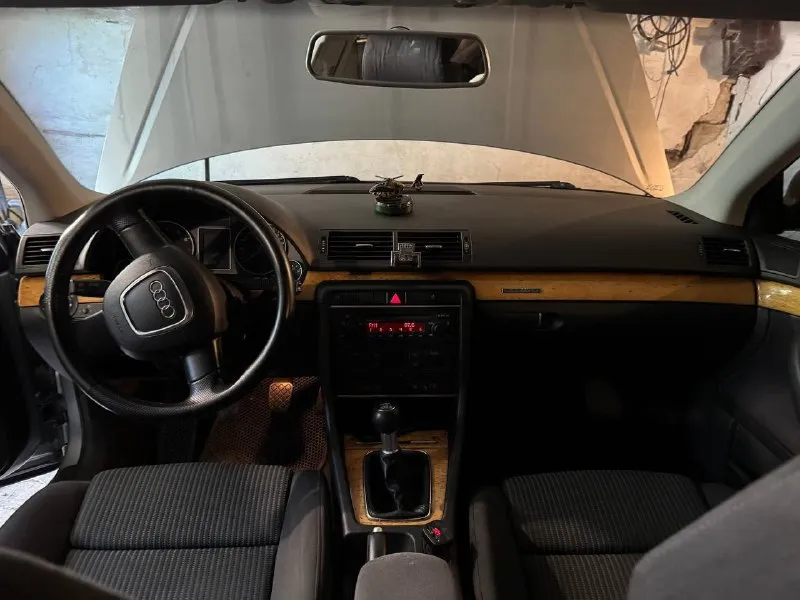 Продам audi a4 в7 2005 года, 2 литровый двигатель турбо, коробка механика. состояние видно по фото. тормоза дисковые, полный привод. гидроусилитель руля. рыжиков по кузову нет. салон чистый, не прокуренный. диски титан r18 на летней низкопрофильной резине. стоит 1 год в гараже, не ездит. ( так как мужа лешили прав) с документами всё в порядке, всё чисто, можно переоформить. машину жалко, что просто стоит, поэтому и продаём. цена 800 тысяч( возможен обмен на mitsubishi lancer 10). телефон +79497965657 город торез 📞 звоните: +7(949)7965657 - фотография - 6