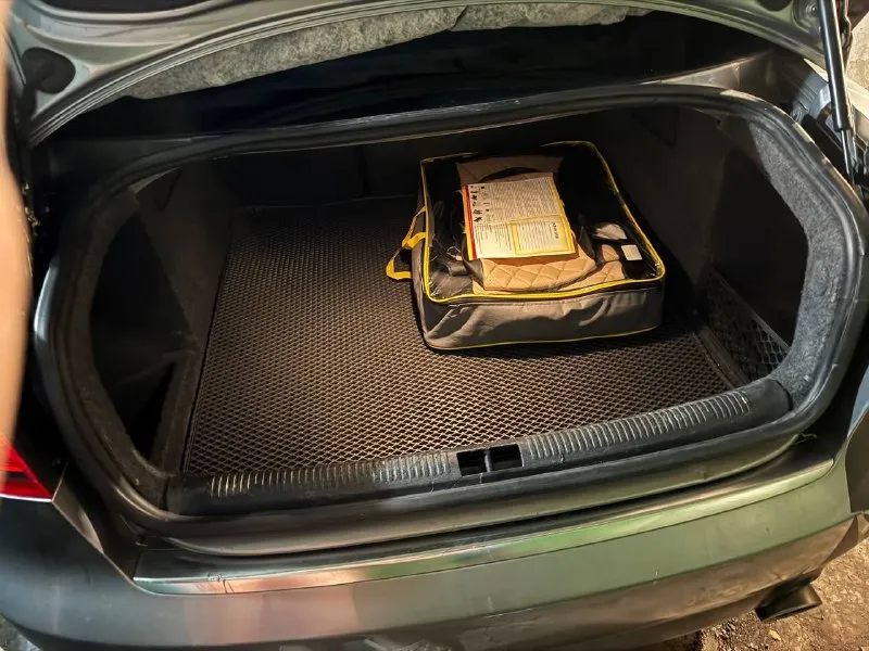 Продам audi a4 в7 2005 года, 2 литровый двигатель турбо, коробка механика. состояние видно по фото. тормоза дисковые, полный привод. гидроусилитель руля. рыжиков по кузову нет. салон чистый, не прокуренный. диски титан r18 на летней низкопрофильной резине. стоит 1 год в гараже, не ездит. ( так как мужа лешили прав) с документами всё в порядке, всё чисто, можно переоформить. машину жалко, что просто стоит, поэтому и продаём. цена 800 тысяч( возможен обмен на mitsubishi lancer 10). телефон +79497965657 город торез 📞 звоните: +7(949)7965657 - фотография - 8