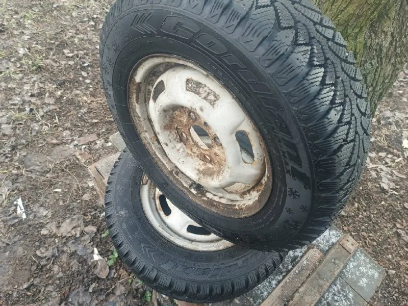Продам колеса на ваз в сборе на зимней резине размер 175/70/r-13 парами, фото 1-4 резина cordiant (липучка), фото 5-6 резина кама (липучка), вся резина в хорошем состоянии без шишек и боковых порезов, цена 6000 рублей за пару колёс, г. донецк, кировский район, посёлок шахты лидиевка, +7(949)404-96-56 📞 звоните: +7(949)4049656 - фотография - 3