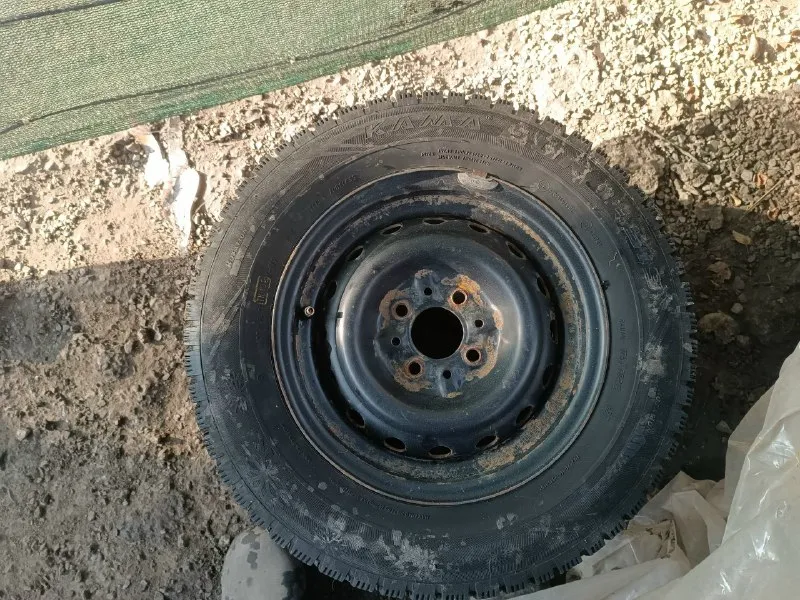 Продам колеса на ваз в сборе на зимней резине размер 175/70/r-13 парами, фото 1-4 резина cordiant (липучка), фото 5-6 резина кама (липучка), вся резина в хорошем состоянии без шишек и боковых порезов, цена 6000 рублей за пару колёс, г. донецк, кировский район, посёлок шахты лидиевка, +7(949)404-96-56 📞 звоните: +7(949)4049656 - фотография - 4