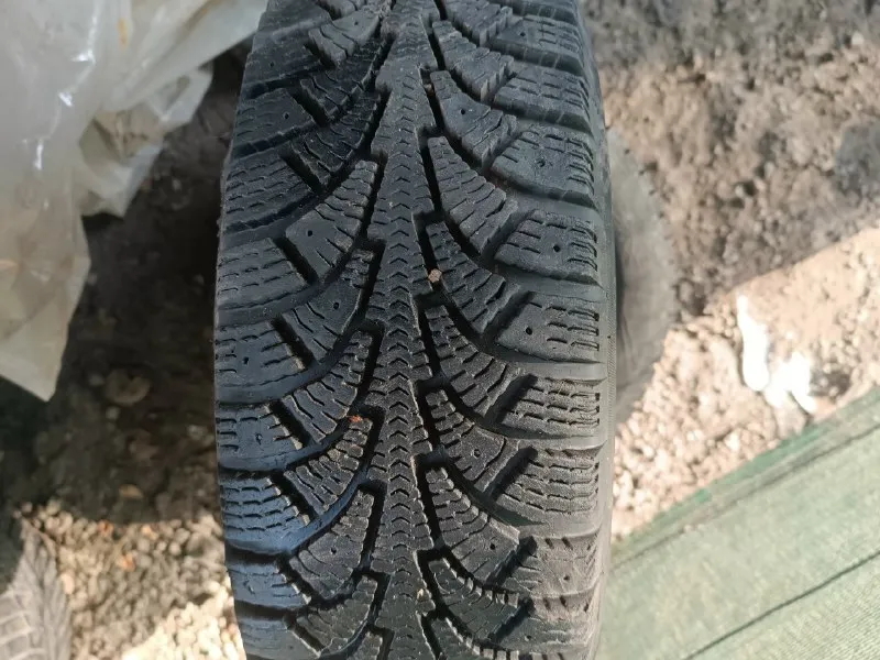 Продам колеса на ваз в сборе на зимней резине размер 175/70/r-13 парами, фото 1-4 резина cordiant (липучка), фото 5-6 резина кама (липучка), вся резина в хорошем состоянии без шишек и боковых порезов, цена 6000 рублей за пару колёс, г. донецк, кировский район, посёлок шахты лидиевка, +7(949)404-96-56 📞 звоните: +7(949)4049656 - фотография - 5