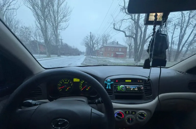 Продам hyundai accent 2006 года, мотор 1.4, тянет отлично, масло не ест, пробег 208 тысяч, не смотан, авто местное, каждый день на ходу, 1 хозяин по птс, оформлена на меня, оцинкованная, кузов не крашен, в хорошем состоянии, без гнили и ржавчины, газ euro 4 в комплекте ( не подключен) но вписан в птс, комплектация: кондиционер, подогрев передних сидений, 4 эсп, подогрев боковых зеркал, заднего стекла, свежий аккумулятор, новая зимняя резина, расходники заменены, к зиме готова. из недостатков трещина на лобовом стекле. цена 560 000, торг уместен. продажа харцызск-донецк. +79493251797 📞 звоните: +7(949)3251797 - фотография - 2