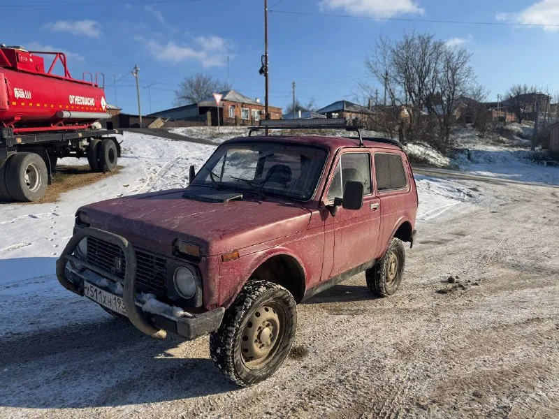 В продаже ваз 21213 нива 4х4 внешнее состояние на фото машина покрашена в раптор в отличном состоянии, масло не ест, не дымит, работает ровно коробка 4ст, в отличном состоянии раздатка работает в штатном режиме по ходовой посторонних шумов нет машина лифтованная документы чистые, стоит на учёте осмотр: амвросиевка цена - 215.000 телефон: +79494058630 📲 tg: 🌚 📞 звоните: +7(949)4058630 - фотография - 5