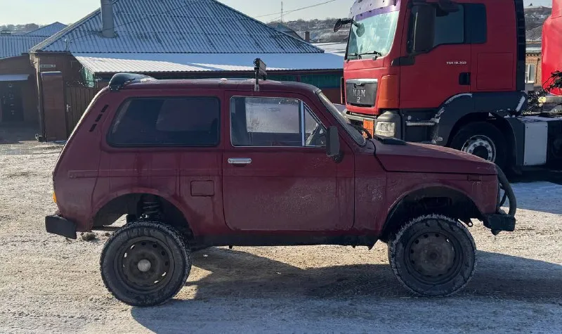 В продаже ваз 21213 нива 4х4 внешнее состояние на фото машина покрашена в раптор в отличном состоянии, масло не ест, не дымит, работает ровно коробка 4ст, в отличном состоянии раздатка работает в штатном режиме по ходовой посторонних шумов нет машина лифтованная документы чистые, стоит на учёте осмотр: амвросиевка цена - 215.000 телефон: +79494058630 📲 tg: 🌚 📞 звоните: +7(949)4058630 - фотография - 8