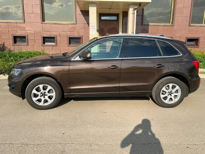 Audi q5 3.2 quattro автомобиль в заводском окрасе, без дтп. двигатель и коробка работают без нареканий, мотор атмосферный, надёжный. масла и фильтры всегда менялись вовремя, последнее то сделано недавно. что сделано и установлено: • новая дорогая оптика • дорогая мультимедиа в салоне • новые передние и задние тормозные диски + колодки • лёгкая прошивка под мотор (для более отзывчивой динамики) • резина практически новая (1 сезон) • премиальная музыка bang & olufsen (b&o) салон ухоженный, без потёртостей. я собственник по птс, машина на 180 регионе. vin предоставлю в личные сообщения по запросу. осмотр донецк. +79493430384 📲 tg: илья 📞 звоните: +7(949)3430384 - фотография - 3