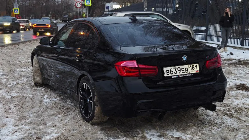 Bmw f30 328i 2016г рестайлинг 900к пробег 160.000 n20b20 2.0 twin turbo 245л\с, не дымит, не троит, обороты не гуляют. коробка идеал, без пинков и прочего ходовая вложений не требует, не каких посторонних звуков нет. по электрике без нареканий, но есть ошибки по подушкам, лампочкам и приводу (актуатор), требует замены (6к бу) залог. переоформить можно, ездить можно это не запрет. по вопросам звоните, пишите цена 900.000р +79591111907 г. луганск 📞 звоните: +7(959)1111907 - фотография - 3