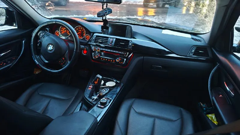 Bmw f30 328i 2016г рестайлинг 900к пробег 160.000 n20b20 2.0 twin turbo 245л\с, не дымит, не троит, обороты не гуляют. коробка идеал, без пинков и прочего ходовая вложений не требует, не каких посторонних звуков нет. по электрике без нареканий, но есть ошибки по подушкам, лампочкам и приводу (актуатор), требует замены (6к бу) залог. переоформить можно, ездить можно это не запрет. по вопросам звоните, пишите цена 900.000р +79591111907 г. луганск 📞 звоните: +7(959)1111907 - фотография - 5