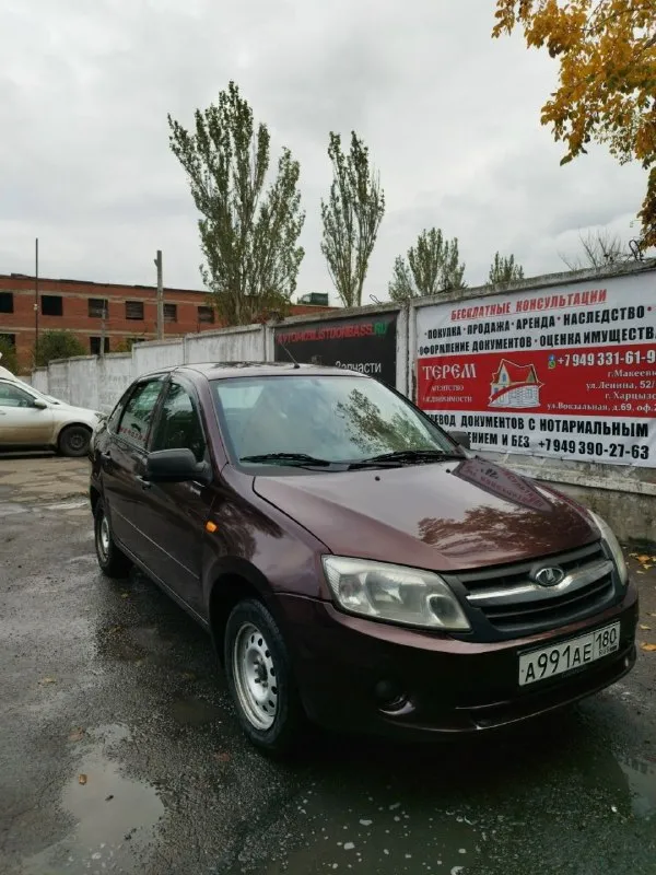 Продам lada granta 1.6 8клоп с подлокотником. я собственник, 2 хозяина, пробег 211.000км, родной комплектация: - эур - кондиционер - подогрев заднего стекла - передние стеклоподъёмники - подушка водителя гаражное хранение. двс и мкпп без нареканий - все хорошо работает, двигатель резвый. кузов не гнилой, местами варили. есть жизненные погрешности по типу небольших жучков. есть косяк с водительской дверью (на техническую часть не влияет) - поподробнее расскажу при диалоге. стоит подлокотник. музыка простая: кенвуд магнитола и урал динамики в круг. штрафы, запреты, владение юр. лиц, такси - отсутствуют. по просьбе скину автотеку. по машине многое делали, пишите задавайте вопросы. в подарок отдам в отличном состоянии корейскую летнюю резину и чехлы сидений. за машину не стыдно. территориально находится в донецк-макеевка. 380.000₽. торг. +79493323102 - фотография - 2