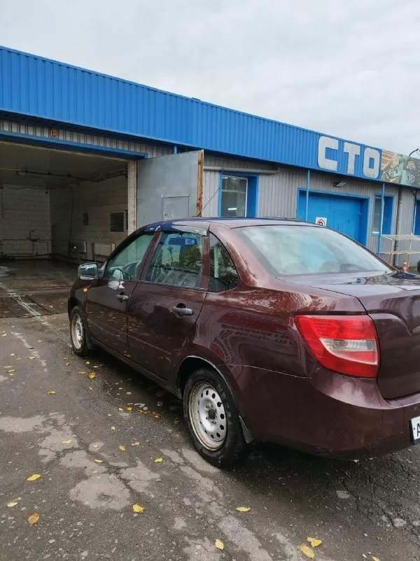 Продам lada granta 1.6 8клоп с подлокотником. я собственник, 2 хозяина, пробег 211.000км, родной комплектация: - эур - кондиционер - подогрев заднего стекла - передние стеклоподъёмники - подушка водителя гаражное хранение. двс и мкпп без нареканий - все хорошо работает, двигатель резвый. кузов не гнилой, местами варили. есть жизненные погрешности по типу небольших жучков. есть косяк с водительской дверью (на техническую часть не влияет) - поподробнее расскажу при диалоге. стоит подлокотник. музыка простая: кенвуд магнитола и урал динамики в круг. штрафы, запреты, владение юр. лиц, такси - отсутствуют. по просьбе скину автотеку. по машине многое делали, пишите задавайте вопросы. в подарок отдам в отличном состоянии корейскую летнюю резину и чехлы сидений. за машину не стыдно. территориально находится в донецк-макеевка. 380.000₽. торг. +79493323102 - фотография - 3