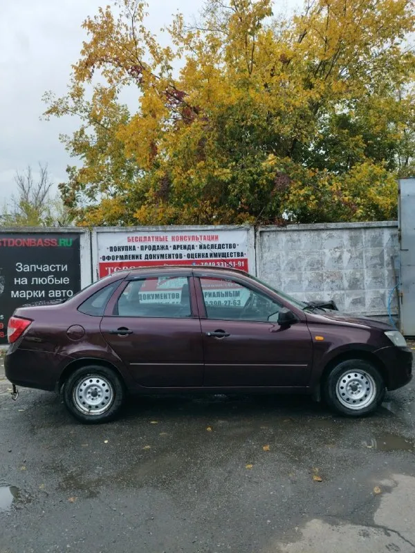 Продам lada granta 1.6 8клоп с подлокотником. я собственник, 2 хозяина, пробег 211.000км, родной комплектация: - эур - кондиционер - подогрев заднего стекла - передние стеклоподъёмники - подушка водителя гаражное хранение. двс и мкпп без нареканий - все хорошо работает, двигатель резвый. кузов не гнилой, местами варили. есть жизненные погрешности по типу небольших жучков. есть косяк с водительской дверью (на техническую часть не влияет) - поподробнее расскажу при диалоге. стоит подлокотник. музыка простая: кенвуд магнитола и урал динамики в круг. штрафы, запреты, владение юр. лиц, такси - отсутствуют. по просьбе скину автотеку. по машине многое делали, пишите задавайте вопросы. в подарок отдам в отличном состоянии корейскую летнюю резину и чехлы сидений. за машину не стыдно. территориально находится в донецк-макеевка. 380.000₽. торг. +79493323102 - фотография - 4