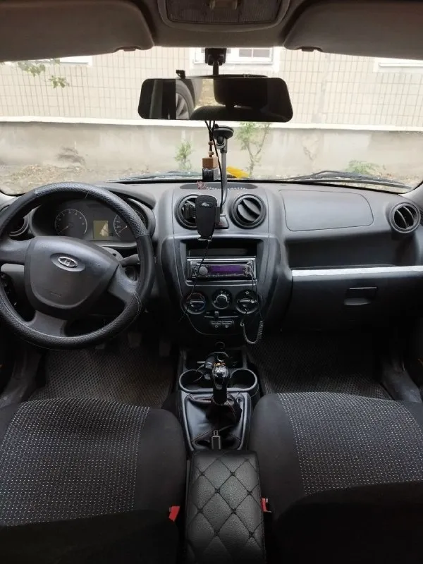 Продам lada granta 1.6 8клоп с подлокотником. я собственник, 2 хозяина, пробег 211.000км, родной комплектация: - эур - кондиционер - подогрев заднего стекла - передние стеклоподъёмники - подушка водителя гаражное хранение. двс и мкпп без нареканий - все хорошо работает, двигатель резвый. кузов не гнилой, местами варили. есть жизненные погрешности по типу небольших жучков. есть косяк с водительской дверью (на техническую часть не влияет) - поподробнее расскажу при диалоге. стоит подлокотник. музыка простая: кенвуд магнитола и урал динамики в круг. штрафы, запреты, владение юр. лиц, такси - отсутствуют. по просьбе скину автотеку. по машине многое делали, пишите задавайте вопросы. в подарок отдам в отличном состоянии корейскую летнюю резину и чехлы сидений. за машину не стыдно. территориально находится в донецк-макеевка. 380.000₽. торг. +79493323102 - фотография - 5