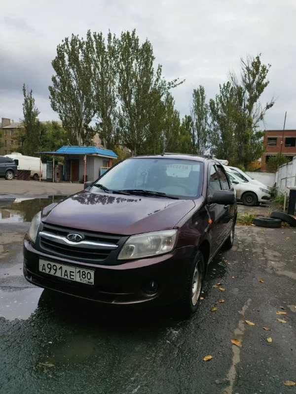Продам lada granta 1.6 8клоп с подлокотником. я собственник, 2 хозяина, пробег 211.000км, родной комплектация: - эур - кондиционер - подогрев заднего стекла - передние стеклоподъёмники - подушка водителя гаражное хранение. двс и мкпп без нареканий - все хорошо работает, двигатель резвый. кузов не гнилой, местами варили. есть жизненные погрешности по типу небольших жучков. есть косяк с водительской дверью (на техническую часть не влияет) - поподробнее расскажу при диалоге. стоит подлокотник. музыка простая: кенвуд магнитола и урал динамики в круг. штрафы, запреты, владение юр. лиц, такси - отсутствуют. по просьбе скину автотеку. по машине многое делали, пишите задавайте вопросы. в подарок отдам в отличном состоянии корейскую летнюю резину и чехлы сидений. за машину не стыдно. территориально находится в донецк-макеевка. 380.000₽. торг. +79493323102 - фотография - 6