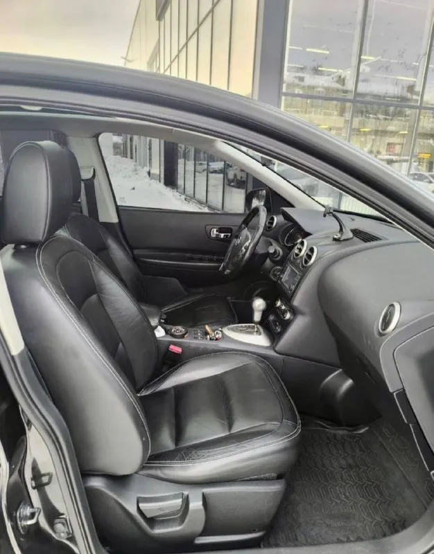 Nissan qashqai 2010 г. в., 2.0 бензин, максимальная комплектация продам ухоженный nissan qashqai 2010 года выпуска с надежным бензиновым двигателем 2.0. 🔹 родной пробег — 185 000 км 🔹 максимальная комплектация: — панорамная крыша — кожаный салон — климат-контроль — полный электропакет и др. автомобиль в родном окрасе, за исключением левого переднего крыла — был вторичный косметический окрас (без дтп и серьезных повреждений). ✅ все стекла родные, включая лобовое ✅ технически полностью исправен ✅ салон чистый, ухоженный ✅ машина не требует вложений отличный вариант для тех, кто ищет честный и живой автомобиль в богатой комплектации. просьба диванных экспертов и перекупов не беспокойте за 900 не отдам!!! готов к проверкам на любом сто. +79495095858 срочно ‼️ +79895435743 телеграм - ватсап возможно продажа в кредит!!! цена 1050000 торг с реальным покупателем у капота!!! - фотография - 9