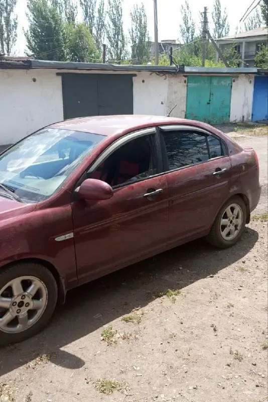 Редкость в продаже hyundai accent. 2007года, с дизельным двигателем 1,5 crdi. второй хозяин. в идеальном состоянии. сел и поехал. . по машине всё расскажу. смотреть в г. углегорск, днр. стоимость 499,99т. р. небольшой торг. дно оцинковано, пороги целые. с документами и переоформлением всё отлично, рф 180 регион. звонить по номеру +79490933437 - фотография - 2