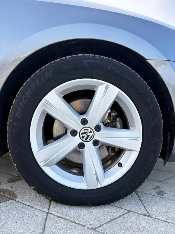 Volkswagen passat b7 я - один хозяин. пригнан мной в декабре 2017 с пробегом 26000. сейчас пробег 187000. 1.8 tsi gen3 коробка 6ти ступенчатый гидротрансформатор aisin би-лед ближний, дальний без ключевой доступ старт стоп датчик света, дождя передняя часть и зоны риска в бронепленке летняя резина - michelin зимняя резина - continental очень хорошее состояние автомобиля цена: 1570000₽ осмотр г. анапа +79284204840 📞 звоните: +7(928)4204840 - фотография - 8