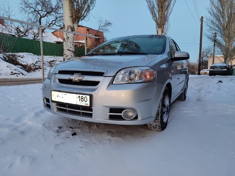 Продам chevrolet aveo 2009 года в идеальном состоянии. пробегом 174.тысячи. родного мотор 1.6.не сравнивать 1.2 или 1.4.мотор работает как часики. автомобиль не имеет ни рыжиков ни коррозии автомобиль весь в заводском металле, без единого дтп весь в родном герметике все родные стёкла включая лобового, автомобиль весь обработанный автомобиль местный не пригон. автомобиль весь обслуженный была недавно заменена ремень ролики масла фильтра все новые жидкости автомобиль вся обслужено от а до я. едет как новый автомобиль хороший максимальной комплектации с кондиционером стеклоподъёмники гидроусилитель руля регулировка зеркал, abs сигнализация два ключа сервисные книги центральный замок стоит новая зимняя резина ещё летний комплект практически новый в общем два комплекта резины на дисках. по документам полный порядок я собственник оформление через мрэо цена автомобиля 575.000 тысяч российских рублей. осмотр город донецк звоните 79494491380 79494779131 - фотография - 2