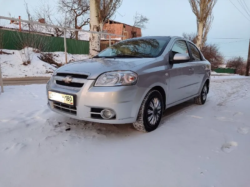 Продам chevrolet aveo 2009 года в идеальном состоянии. пробегом 174.тысячи. родного мотор 1.6.не сравнивать 1.2 или 1.4.мотор работает как часики. автомобиль не имеет ни рыжиков ни коррозии автомобиль весь в заводском металле, без единого дтп весь в родном герметике все родные стёкла включая лобового, автомобиль весь обработанный автомобиль местный не пригон. автомобиль весь обслуженный была недавно заменена ремень ролики масла фильтра все новые жидкости автомобиль вся обслужено от а до я. едет как новый автомобиль хороший максимальной комплектации с кондиционером стеклоподъёмники гидроусилитель руля регулировка зеркал, abs сигнализация два ключа сервисные книги центральный замок стоит новая зимняя резина ещё летний комплект практически новый в общем два комплекта резины на дисках. по документам полный порядок я собственник оформление через мрэо цена автомобиля 575.000 тысяч российских рублей. осмотр город донецк звоните 79494491380 79494779131 - фотография - 3