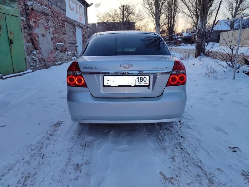 Продам chevrolet aveo 2009 года в идеальном состоянии. пробегом 174.тысячи. родного мотор 1.6.не сравнивать 1.2 или 1.4.мотор работает как часики. автомобиль не имеет ни рыжиков ни коррозии автомобиль весь в заводском металле, без единого дтп весь в родном герметике все родные стёкла включая лобового, автомобиль весь обработанный автомобиль местный не пригон. автомобиль весь обслуженный была недавно заменена ремень ролики масла фильтра все новые жидкости автомобиль вся обслужено от а до я. едет как новый автомобиль хороший максимальной комплектации с кондиционером стеклоподъёмники гидроусилитель руля регулировка зеркал, abs сигнализация два ключа сервисные книги центральный замок стоит новая зимняя резина ещё летний комплект практически новый в общем два комплекта резины на дисках. по документам полный порядок я собственник оформление через мрэо цена автомобиля 575.000 тысяч российских рублей. осмотр город донецк звоните 79494491380 79494779131 - фотография - 4