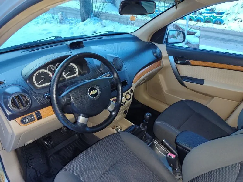 Продам chevrolet aveo 2009 года в идеальном состоянии. пробегом 174.тысячи. родного мотор 1.6.не сравнивать 1.2 или 1.4.мотор работает как часики. автомобиль не имеет ни рыжиков ни коррозии автомобиль весь в заводском металле, без единого дтп весь в родном герметике все родные стёкла включая лобового, автомобиль весь обработанный автомобиль местный не пригон. автомобиль весь обслуженный была недавно заменена ремень ролики масла фильтра все новые жидкости автомобиль вся обслужено от а до я. едет как новый автомобиль хороший максимальной комплектации с кондиционером стеклоподъёмники гидроусилитель руля регулировка зеркал, abs сигнализация два ключа сервисные книги центральный замок стоит новая зимняя резина ещё летний комплект практически новый в общем два комплекта резины на дисках. по документам полный порядок я собственник оформление через мрэо цена автомобиля 575.000 тысяч российских рублей. осмотр город донецк звоните 79494491380 79494779131 - фотография - 7