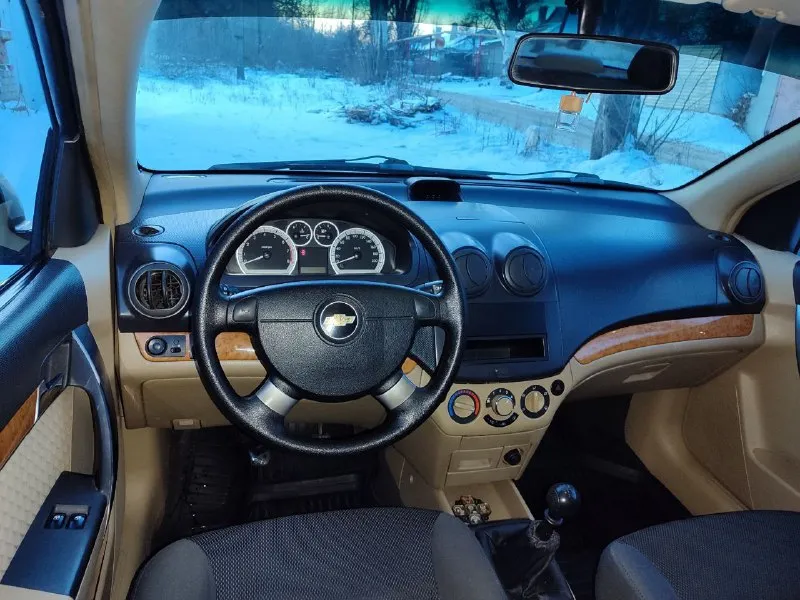 Продам chevrolet aveo 2009 года в идеальном состоянии. пробегом 174.тысячи. родного мотор 1.6.не сравнивать 1.2 или 1.4.мотор работает как часики. автомобиль не имеет ни рыжиков ни коррозии автомобиль весь в заводском металле, без единого дтп весь в родном герметике все родные стёкла включая лобового, автомобиль весь обработанный автомобиль местный не пригон. автомобиль весь обслуженный была недавно заменена ремень ролики масла фильтра все новые жидкости автомобиль вся обслужено от а до я. едет как новый автомобиль хороший максимальной комплектации с кондиционером стеклоподъёмники гидроусилитель руля регулировка зеркал, abs сигнализация два ключа сервисные книги центральный замок стоит новая зимняя резина ещё летний комплект практически новый в общем два комплекта резины на дисках. по документам полный порядок я собственник оформление через мрэо цена автомобиля 575.000 тысяч российских рублей. осмотр город донецк звоните 79494491380 79494779131 - фотография - 8