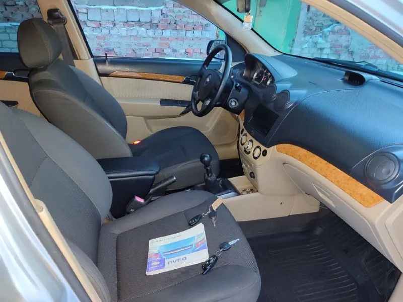 Продам chevrolet aveo 2009 года в идеальном состоянии. пробегом 174.тысячи. родного мотор 1.6.не сравнивать 1.2 или 1.4.мотор работает как часики. автомобиль не имеет ни рыжиков ни коррозии автомобиль весь в заводском металле, без единого дтп весь в родном герметике все родные стёкла включая лобового, автомобиль весь обработанный автомобиль местный не пригон. автомобиль весь обслуженный была недавно заменена ремень ролики масла фильтра все новые жидкости автомобиль вся обслужено от а до я. едет как новый автомобиль хороший максимальной комплектации с кондиционером стеклоподъёмники гидроусилитель руля регулировка зеркал, abs сигнализация два ключа сервисные книги центральный замок стоит новая зимняя резина ещё летний комплект практически новый в общем два комплекта резины на дисках. по документам полный порядок я собственник оформление через мрэо цена автомобиля 575.000 тысяч российских рублей. осмотр город донецк звоните 79494491380 79494779131 - фотография - 9