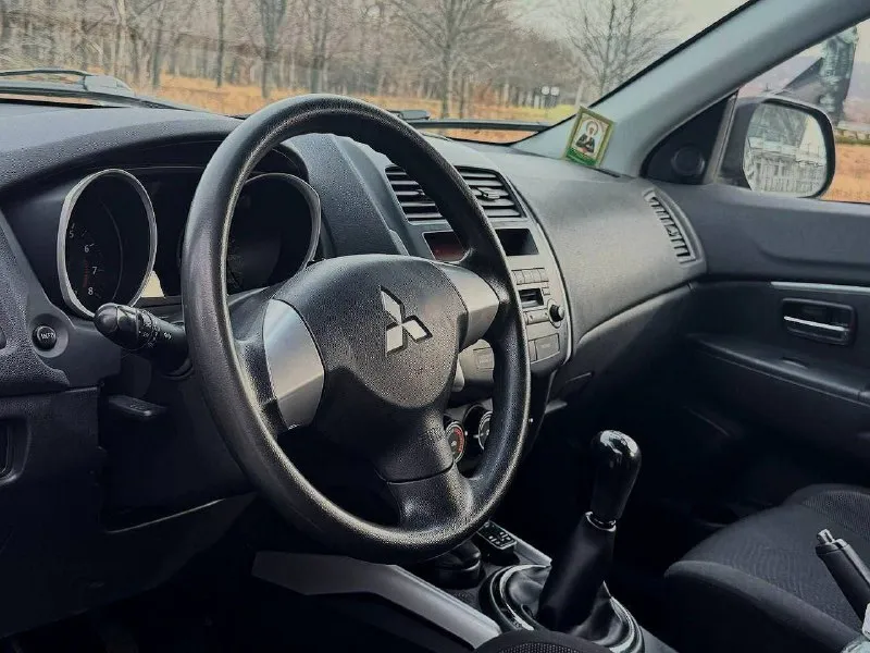 Продам mitsubishi asx год выпуска:2013 объём двигателя:1.6.v16 кпп механическая родной пробег:147.000 км один собственник авто без дтп! в родном окрасе! состояние кузова отличное! автотека✅ технически авто без вложений автомобиль обслуживался всегда по регламенту, недавно сделали полное т. о, автомобиль готов к зимней эксплуатации. комплектация: бортовой компьютер, подогрев сидений,4 стеклоподъемника, кондиционер, электро зеркала, противотуманные фары, подогрев стекл, abs esp, aux bluetooth, полный комплект ключей и много чего прочего для комфортного вождения по документам любой вид оформления цена:1020.000 +79490514189 г. донецк 📲 tg: @klimenko_f 📞 звоните: +7(949)0514189 - фотография - 6