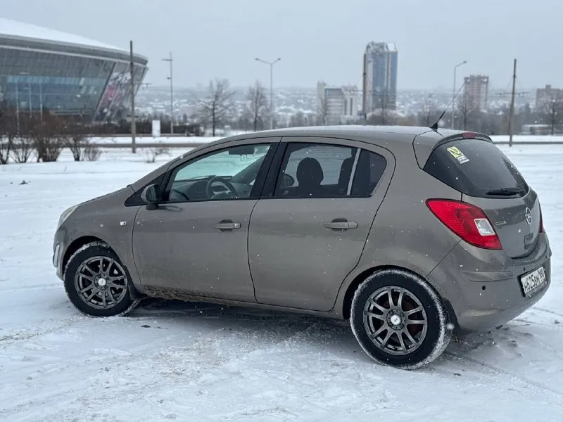 В продаже opel корса 2013 года с оригинальным пробегом 191т. км, двигатель 1,2л, коробка робот, оченьэкономичная и юркая машина. два собственника. автомобиль диллерский не пригон, приобретался в г. донецке, управляла девушка очень аккуратно, второй собственник тоже девушка. весь металл в заводском окрасе (жизненые коцки присутствуют ), стекла родные включая лобовое, салон чистый не прокуреный. машина полностью обслужена, замена масла каждые 8т. км, из последнего, замена тормозных дисков и колодок в круг, замена правого ступичного подшипника, тяг стабилизатора, главного тормозного цилиндра, изитроник обслужен заменены щётки и подшипник, прошла адаптацию не дёргает не пинает, установлен задний парктроник. резина зимняя шипованная в хорошем состоянии, лето на один сезон. возможен обмен на авто чуть побольше на акпп с моей небольшой доплатой. цена 620т. р торг присутствует. +79493238443 📞 звоните: +7(949)3238443 - фотография - 2