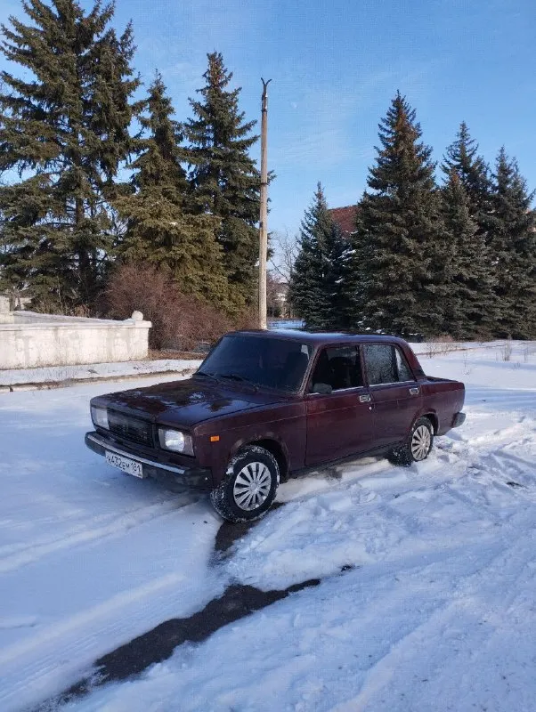 Ваз 2107 год 2006 карбюратор, машина в хорошем состоянии по технике все работает новый кар, новый генератор, радиатор и тд, резина зима, по ходовой порядок не куда не тянет, тормоза перебраны ручник держит, музыка с блютуз, дно пороги целые, кпп5 ступка все передачи на месте, печка греет, дворники работают, в общем и целом сел и уехал, по документам полынь порядок птс стс дкп всё имеется. машина находится в енакиево. цена 135к на отсталые вопросы отвечу в лс или по телефону +79495893258 📞 звоните: +7(949)5893258 - фотография - 3