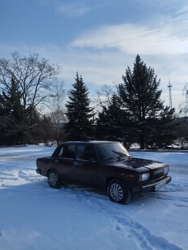 Ваз 2107 год 2006 карбюратор, машина в хорошем состоянии по технике все работает новый кар, новый генератор, радиатор и тд, резина зима, по ходовой порядок не куда не тянет, тормоза перебраны ручник держит, музыка с блютуз, дно пороги целые, кпп5 ступка все передачи на месте, печка греет, дворники работают, в общем и целом сел и уехал, по документам полынь порядок птс стс дкп всё имеется. машина находится в енакиево. цена 135к на отсталые вопросы отвечу в лс или по телефону +79495893258 📞 звоните: +7(949)5893258 - фотография - 4