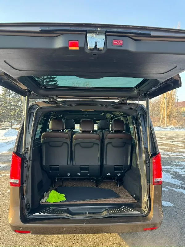 Mercedes-benz v-класс 2.1 at 4 matic 2016 г. в. avangard. пробег 181 тыс. км. полный привод 190 л. с поддув и обогрев сидений. зимний подогрев webasto от mercedes. электропривод и память сидений. система распознования дорожных знаков, датчик света дождя, подушки безопасности, система помощи при старте в гору(hsa). горный тормоз круиз и т. д. система стабилизации (esp). abs. эл. стёкла, зеркала, подогрев щёток зеркал, климат контроль четырёх зонный, бортовой компьютер, мультируль. горный тормоз. панорамная крыша. вся диодная оптика. премиальная музыка бурмистер. 11 колонок. блютуз, розетки 12 в. usb. накладки на пороги с подсветкой. сдвижные эл. двери. эл. крышка багажника. усиленные передние тормоза (шестипоршневые). новая резина. летняя 50% износа. заменены все фильтра и жидкости. 2 ключа. автомобилем владею 2 года, я третий владелец. не красилась ни одна деталь всё в заводском окрасе!!! видео по запросу ! цена 5.600000. осмотр макеевка центр. +7(949)407 46 88 📞 звоните: +7(949)4074688 - фотография - 4