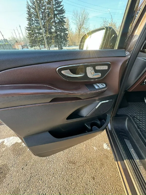 Mercedes-benz v-класс 2.1 at 4 matic 2016 г. в. avangard. пробег 181 тыс. км. полный привод 190 л. с поддув и обогрев сидений. зимний подогрев webasto от mercedes. электропривод и память сидений. система распознования дорожных знаков, датчик света дождя, подушки безопасности, система помощи при старте в гору(hsa). горный тормоз круиз и т. д. система стабилизации (esp). abs. эл. стёкла, зеркала, подогрев щёток зеркал, климат контроль четырёх зонный, бортовой компьютер, мультируль. горный тормоз. панорамная крыша. вся диодная оптика. премиальная музыка бурмистер. 11 колонок. блютуз, розетки 12 в. usb. накладки на пороги с подсветкой. сдвижные эл. двери. эл. крышка багажника. усиленные передние тормоза (шестипоршневые). новая резина. летняя 50% износа. заменены все фильтра и жидкости. 2 ключа. автомобилем владею 2 года, я третий владелец. не красилась ни одна деталь всё в заводском окрасе!!! видео по запросу ! цена 5.600000. осмотр макеевка центр. +7(949)407 46 88 📞 звоните: +7(949)4074688 - фотография - 9