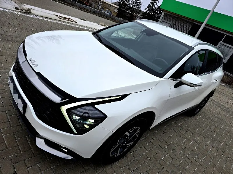 Sportage 2021, 1.6 турбо (180 л. с.), пробег 39 т. км, чистая корея, не китай, не казахстан. богатая комплектация: кожаный салон, сиденья с электоригулировкой, подогревом и вентиляцией, приборная панель жк, система аvto stop, avto hold, подогрев руля, четыре режима вождения, без ключевой доступ, заводской автозапуск, автоматический дальний свет, бесконтактная зарядка, камера заднего вида, датчики приближения, удержание в полосе, помощь при спуске, видеорегистратор в две стороны и многое другое. автомобиль в состоянии нового, двигатель очень приемистый и экономичный, любые проверки приветствуются, переоформление в мрэо обязательно. находится в горловке. цена 3, 250 млн. рублей. тел. +7(949) 331 69 79 связь очень плохая, телеграм на этом номере. . 📞 звоните: +7(949)3316979 - фотография - 3