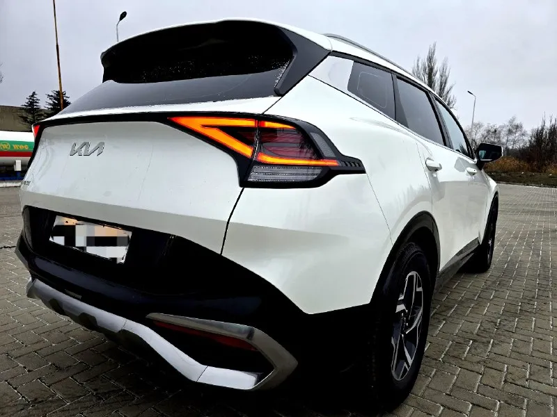 Sportage 2021, 1.6 турбо (180 л. с.), пробег 39 т. км, чистая корея, не китай, не казахстан. богатая комплектация: кожаный салон, сиденья с электоригулировкой, подогревом и вентиляцией, приборная панель жк, система аvto stop, avto hold, подогрев руля, четыре режима вождения, без ключевой доступ, заводской автозапуск, автоматический дальний свет, бесконтактная зарядка, камера заднего вида, датчики приближения, удержание в полосе, помощь при спуске, видеорегистратор в две стороны и многое другое. автомобиль в состоянии нового, двигатель очень приемистый и экономичный, любые проверки приветствуются, переоформление в мрэо обязательно. находится в горловке. цена 3, 250 млн. рублей. тел. +7(949) 331 69 79 связь очень плохая, телеграм на этом номере. . 📞 звоните: +7(949)3316979 - фотография - 4