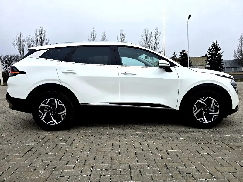 Sportage 2021, 1.6 турбо (180 л. с.), пробег 39 т. км, чистая корея, не китай, не казахстан. богатая комплектация: кожаный салон, сиденья с электоригулировкой, подогревом и вентиляцией, приборная панель жк, система аvto stop, avto hold, подогрев руля, четыре режима вождения, без ключевой доступ, заводской автозапуск, автоматический дальний свет, бесконтактная зарядка, камера заднего вида, датчики приближения, удержание в полосе, помощь при спуске, видеорегистратор в две стороны и многое другое. автомобиль в состоянии нового, двигатель очень приемистый и экономичный, любые проверки приветствуются, переоформление в мрэо обязательно. находится в горловке. цена 3, 250 млн. рублей. тел. +7(949) 331 69 79 связь очень плохая, телеграм на этом номере. . 📞 звоните: +7(949)3316979 - фотография - 6