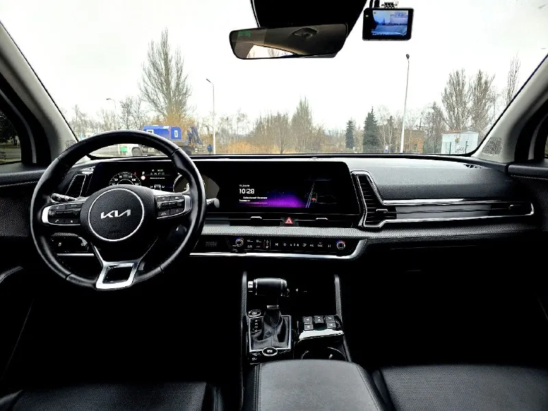 Sportage 2021, 1.6 турбо (180 л. с.), пробег 39 т. км, чистая корея, не китай, не казахстан. богатая комплектация: кожаный салон, сиденья с электоригулировкой, подогревом и вентиляцией, приборная панель жк, система аvto stop, avto hold, подогрев руля, четыре режима вождения, без ключевой доступ, заводской автозапуск, автоматический дальний свет, бесконтактная зарядка, камера заднего вида, датчики приближения, удержание в полосе, помощь при спуске, видеорегистратор в две стороны и многое другое. автомобиль в состоянии нового, двигатель очень приемистый и экономичный, любые проверки приветствуются, переоформление в мрэо обязательно. находится в горловке. цена 3, 250 млн. рублей. тел. +7(949) 331 69 79 связь очень плохая, телеграм на этом номере. . 📞 звоните: +7(949)3316979 - фотография - 9