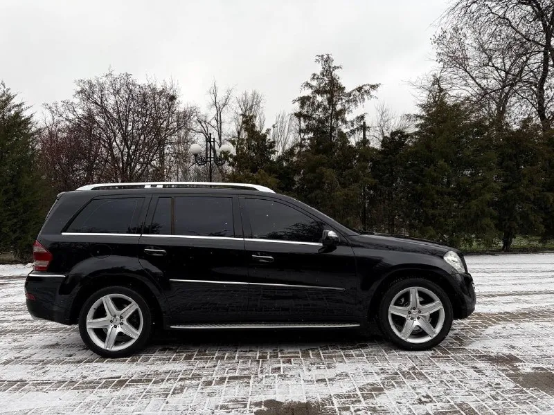 🇩🇪🇩🇪🇩🇪 mercedes - benz gl 500, 4 matic🇩🇪🇩🇪🇩🇪 mercedes gl год 2008 цена 1.550.000 торг ухоженный автомобиль как внутри так и снаружи, диски r21 amg на зимней резине + комплект летних 5.5 (m273) не дымит, не троит, масло не ест! работает четко, тяга сумасшедшая. коробка не пинает не буксует, без рывков. на пневме, обслужена пневмобаллоны новые, рычаги передней подвески также были заменены. все режимы пневмы работают исправно, не спускает mузыкальная система harman/kardon из дополнительных функций в автомобиле два люка, установлены мониторы в спинках сидений (в исправном состоянии), память сидений, подогрев всех сидений осмотр макеевка тел: +7 949 380 44 51 +7 949 380 44 52. 📞 звоните: +7(949)3804451 - фотография - 7