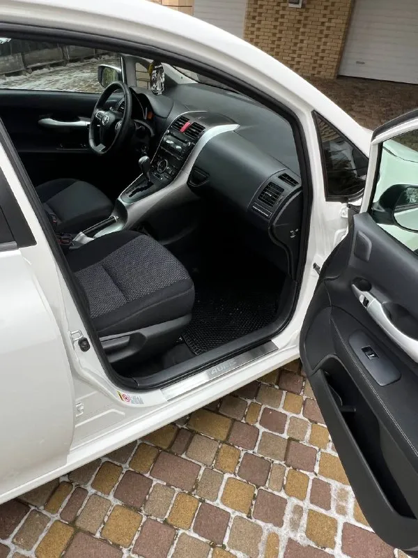 Продам toyota auris рестайлинг 2010 года в отличном состоянии! машина куплена в автосалоне в донецке (один хозяин с момента покупки) в дтп не участвовала, стекла родные, ! машина на полноценном автомате(не робот ) пробег 140 т(родной) 1.6 стоит сигнализация, складные зеркала делать ничего не надо!сел поехал! фильтра масла поменяны! машина очень мягкая, шустрая, без посторонних звуков ! +79494162203 цена:1 100 000 осмотр донецк/макеевка практически вся в заводском окрасе! 📲 tg: елена мушта 📞 звоните: +7(949)4162203 - фотография - 8