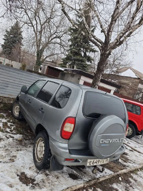 Шевроле нива 4х4 2006г. автомобиль на полном ходу, доедет куда угодно и обратно! 1.7, инжектор после кап. ремонта, убедитесь при осмотре, движок шепчет. по металлу все целое, варить не надо. изъяны только внешне! юридически чистая, документы на руках, переоформление без проблем. ходовая мячик, раздатки работают в штатном режиме. комплектация с кондиционером!!! 2 электроподьемника, сигнализация, подогрев передних сидений, гур перебран, рулевая новая. цена 330 000р уместен торг осмотр в г. енакиево +79491016439 +79518746583 📲 tg: руслан 📞 звоните: +7(949)1016439 - фотография - 2