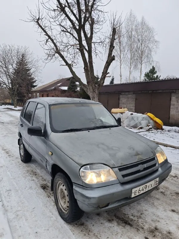 Шевроле нива 4х4 2006г. автомобиль на полном ходу, доедет куда угодно и обратно! 1.7, инжектор после кап. ремонта, убедитесь при осмотре, движок шепчет. по металлу все целое, варить не надо. изъяны только внешне! юридически чистая, документы на руках, переоформление без проблем. ходовая мячик, раздатки работают в штатном режиме. комплектация с кондиционером!!! 2 электроподьемника, сигнализация, подогрев передних сидений, гур перебран, рулевая новая. цена 330 000р уместен торг осмотр в г. енакиево +79491016439 +79518746583 📲 tg: руслан 📞 звоните: +7(949)1016439 - фотография - 6