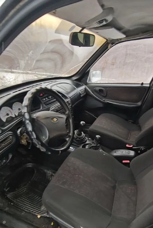 Шевроле нива 4х4 2006г. автомобиль на полном ходу, доедет куда угодно и обратно! 1.7, инжектор после кап. ремонта, убедитесь при осмотре, движок шепчет. по металлу все целое, варить не надо. изъяны только внешне! юридически чистая, документы на руках, переоформление без проблем. ходовая мячик, раздатки работают в штатном режиме. комплектация с кондиционером!!! 2 электроподьемника, сигнализация, подогрев передних сидений, гур перебран, рулевая новая. цена 330 000р уместен торг осмотр в г. енакиево +79491016439 +79518746583 📲 tg: руслан 📞 звоните: +7(949)1016439 - фотография - 7