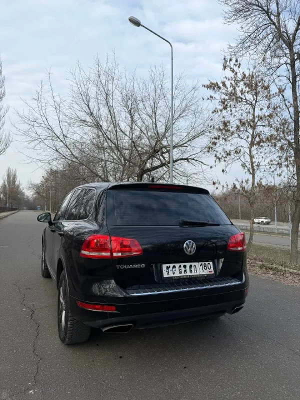 Продам volkswagen touareg nf 2011г. в 4wd мотор 3.6 бензин самый надежный в линейке машина обслуживается vag сервисом. новое:рычаги, саленблоки, тормоза, балоны. машина официальная(сборка немецкая) максимальная комплектация: музыка dynaudio+прошивка, память сидений, лобовое с обогревом, оптика максимальная ксенон, кожа, авто затемнение, круиз, подогрев руля, 4х зонный климат(с управлением сзади) бесключевой доступ. start-stop сигнализация автозапуск 4 родных ключа. 2 комплекта резины зима/лето. ковриков тоже. я хозяин любое оформление, тех осмотр есть. возможен обмен цена 1.800🍋 торг все вопросы по номеру +79494868553 📞 🇷🇺 звоните: +79494868553 - фотография - 3