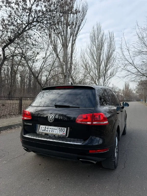 Продам volkswagen touareg nf 2011г. в 4wd мотор 3.6 бензин самый надежный в линейке машина обслуживается vag сервисом. новое:рычаги, саленблоки, тормоза, балоны. машина официальная(сборка немецкая) максимальная комплектация: музыка dynaudio+прошивка, память сидений, лобовое с обогревом, оптика максимальная ксенон, кожа, авто затемнение, круиз, подогрев руля, 4х зонный климат(с управлением сзади) бесключевой доступ. start-stop сигнализация автозапуск 4 родных ключа. 2 комплекта резины зима/лето. ковриков тоже. я хозяин любое оформление, тех осмотр есть. возможен обмен цена 1.800🍋 торг все вопросы по номеру +79494868553 📞 🇷🇺 звоните: +79494868553 - фотография - 4