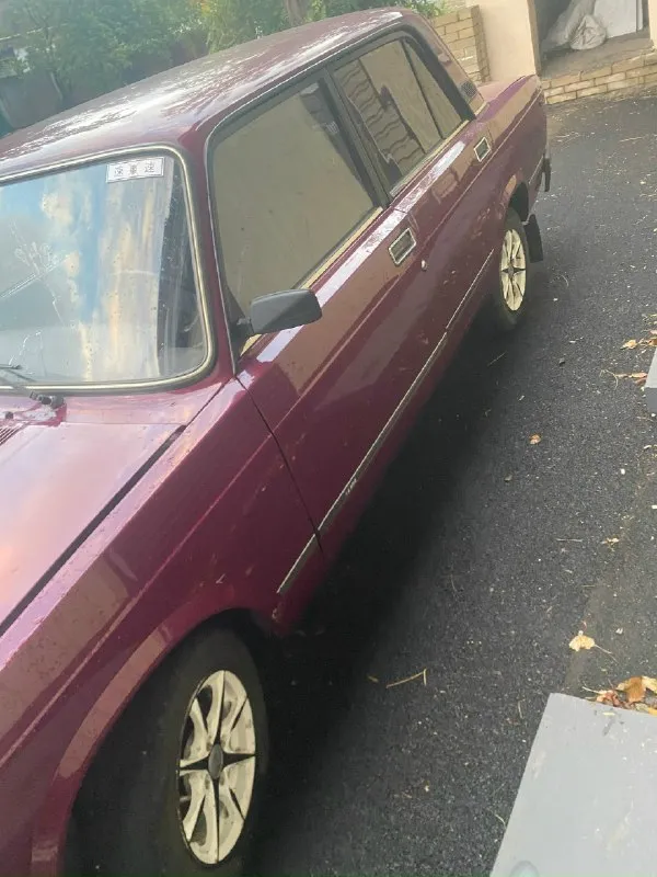 Продам ваз 2107 1 хозяин пробег 99к год выпуска 1995 кпп 4 ступка едет отлично не гнилая от слова совсем. . любая сторона донкратится. вся в родной краске. . печка греет хорошо из + стоят 13 литье на летней резине фары оригинал, хорошие лампы поставил святят отлично. масло поменял 500км назад тосол новый патрубки силиконовые новые генератор новый передние и задние колодки новые ступица правая новая, левый ступичный подшипник новый, трос ручника новый, держит хорошо. .рулевые наконечники новые, шаровые все новые задние рычаги все новые. . карты с красной строчкой музыка обычная 2 овала и мафон с блютузом прикуриватель евро стоит химчистил салон. . теперь из минусов треснуто лобовое, не критично продажа по дкп встанет на учет без проблем цена 200 тыс. . г. шахтерск +79494037600 📞 звоните: +7(949)4037600 - фотография - 2