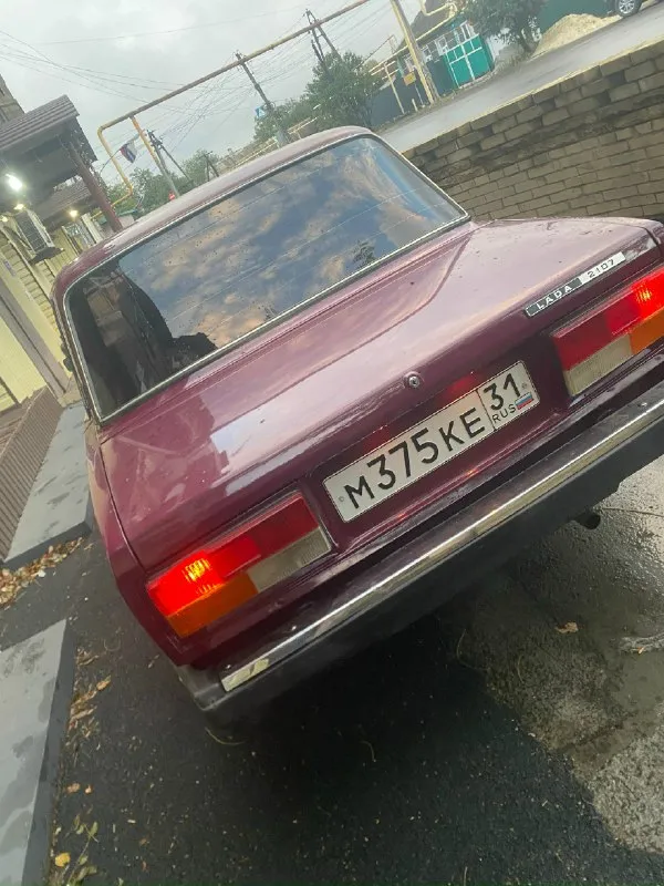 Продам ваз 2107 1 хозяин пробег 99к год выпуска 1995 кпп 4 ступка едет отлично не гнилая от слова совсем. . любая сторона донкратится. вся в родной краске. . печка греет хорошо из + стоят 13 литье на летней резине фары оригинал, хорошие лампы поставил святят отлично. масло поменял 500км назад тосол новый патрубки силиконовые новые генератор новый передние и задние колодки новые ступица правая новая, левый ступичный подшипник новый, трос ручника новый, держит хорошо. .рулевые наконечники новые, шаровые все новые задние рычаги все новые. . карты с красной строчкой музыка обычная 2 овала и мафон с блютузом прикуриватель евро стоит химчистил салон. . теперь из минусов треснуто лобовое, не критично продажа по дкп встанет на учет без проблем цена 200 тыс. . г. шахтерск +79494037600 📞 звоните: +7(949)4037600 - фотография - 3