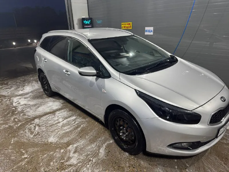 Продам kia ceed jd, 2014 г. В.
Цена: 1 100 000 ₽

Продаю надежный и комфортный автомобиль kia ceed jd 2014 года.
Я третий владелец.

Характеристики:
• Коробка передач: автомат
• Пробег: 198 000 км
• Двигатель: бензин
• Привод: передний

Комплектация:
• Подогрев передних сидений
• Подогрев руля
• Подогрев зеркал
• Подрулевые лепестки переключения передач
• Кондиционер
• Электропакет

Автомобиль полностью на ходу, регулярно обслуживался.
Юридически чист, без ограничений.

Цена: 1 100 000 ₽, торг у капота.
📍 Осмотр в донецке.
📲 Связь в telegram: +7 949 833-58-91 - фотография - 1