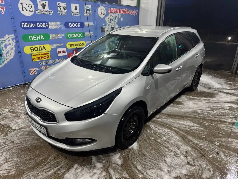 Продам kia ceed jd, 2014 г. В.
Цена: 1 100 000 ₽

Продаю надежный и комфортный автомобиль kia ceed jd 2014 года.
Я третий владелец.

Характеристики:
• Коробка передач: автомат
• Пробег: 198 000 км
• Двигатель: бензин
• Привод: передний

Комплектация:
• Подогрев передних сидений
• Подогрев руля
• Подогрев зеркал
• Подрулевые лепестки переключения передач
• Кондиционер
• Электропакет

Автомобиль полностью на ходу, регулярно обслуживался.
Юридически чист, без ограничений.

Цена: 1 100 000 ₽, торг у капота.
📍 Осмотр в донецке.
📲 Связь в telegram: +7 949 833-58-91 - фотография - 2