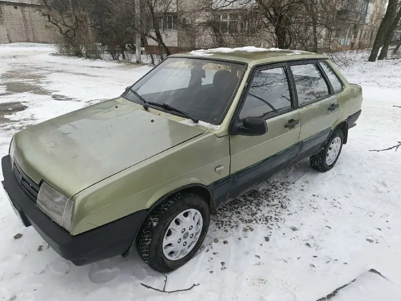 Продам ваз 21099. 1999г. карбюратор. 1.5. двигатель бодрый, не дымит, не троит. коробка 5ст. ходовка перебрана: новые привода полностью, стойки в круг, ромашки, шаровые. по кузову варили пару лет назад: пороги, дно, крепление под балку, телевизор. внешка на фото, на езду не влияет. салон чистый и опрятный. на сиденьях велюровые чехлы. передние электростеклоподъемники, еврокарты с ваз 2115.багажник с кнопки открывается. по электрике все работает: печка отлично геет, ближний- дальний свет, повороты, дворники. все моргает - светится. стоит хорошая резина белка. авто местное не пригон. стс, птс, дкп на руках. цена 105000р. торг только на бензин. осмотр горловка. +79493236024 тг +79490483870 миранда 📞 звоните: +7(949)3236024 - фотография - 2